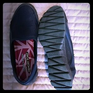 Skechers like new slip ons. Excellent cond! Size 9